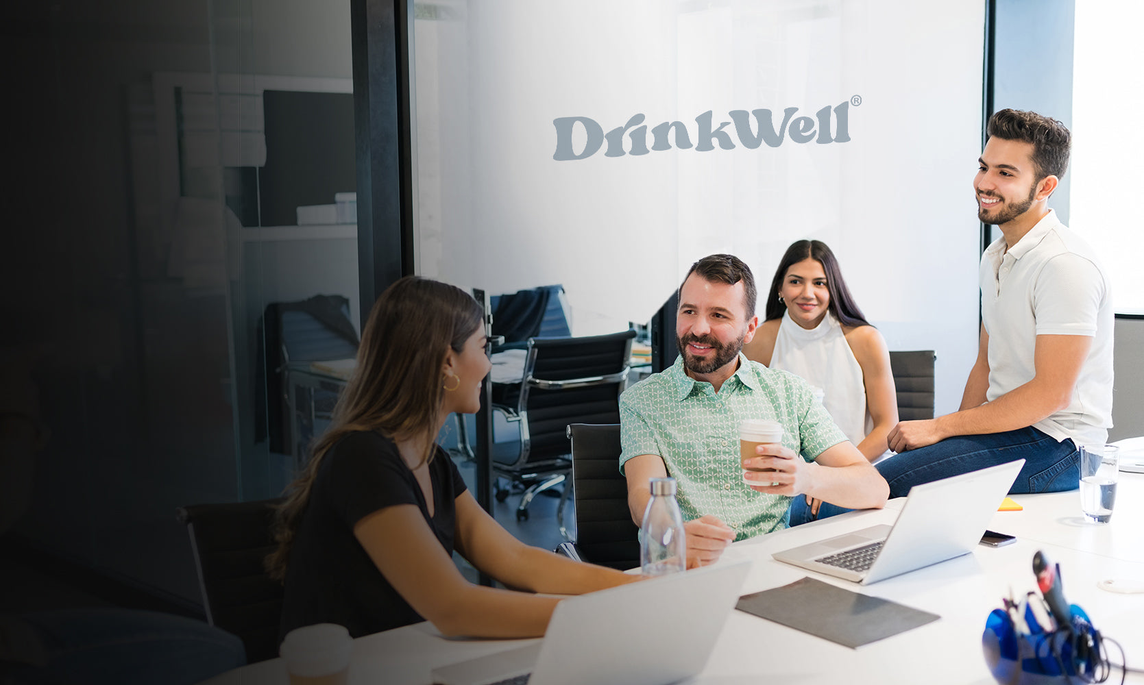 Réunion d’équipe DrinkWell® illustrant l’innovation collaborative et l’engagement pour une hydratation durable au quotidien.